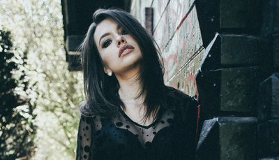 La historia de la moda gótica: desde la Edad Media hasta las pasarelas modernas