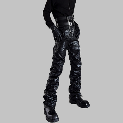 Pantalón gótico negro de cuero sintético con cadenas y cinturón