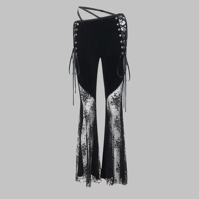 Pantalón negro gótico con abertura y detalles de encaje