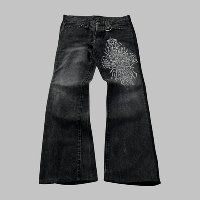 Jean flare negro efecto desgastado con bordados góticos